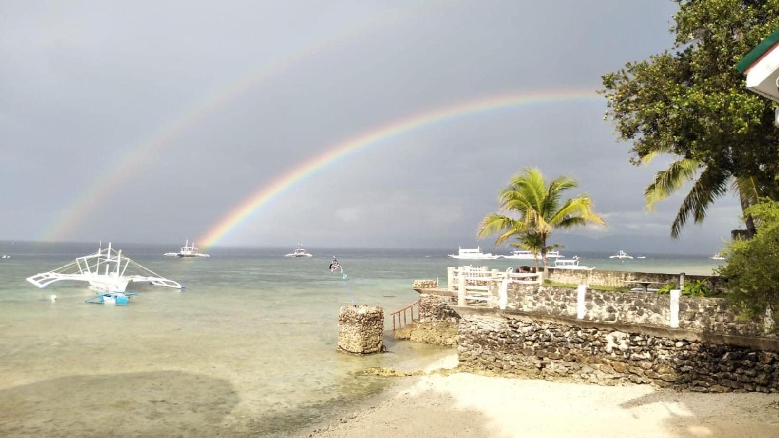 Love'S Beach & Dive Resort Моалбоал Экстерьер фото