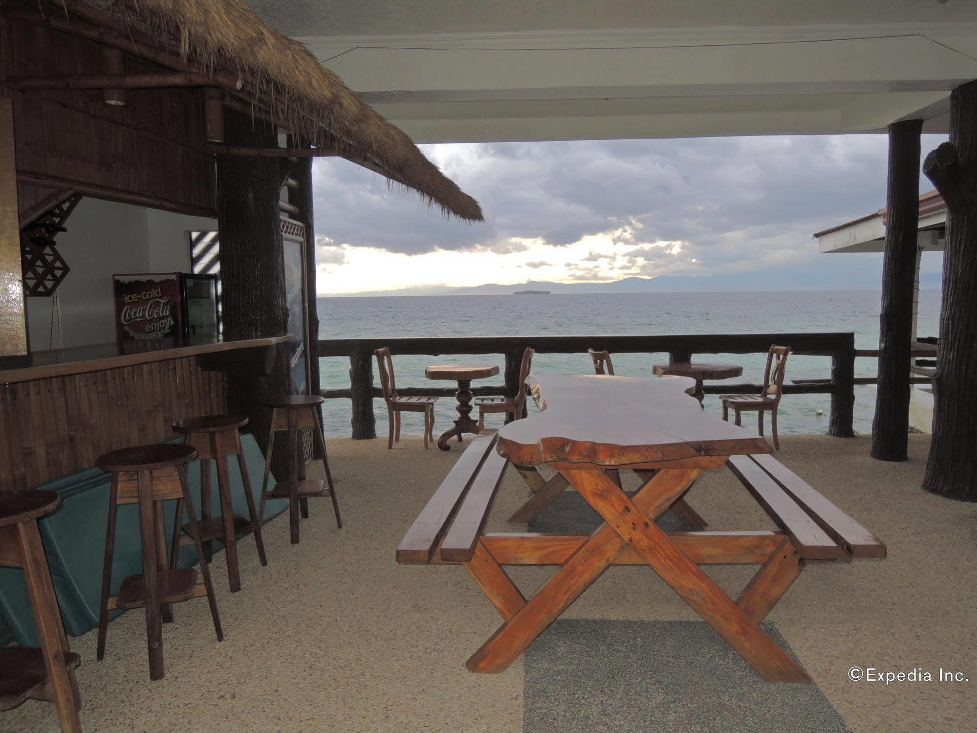 Love'S Beach & Dive Resort Моалбоал Экстерьер фото